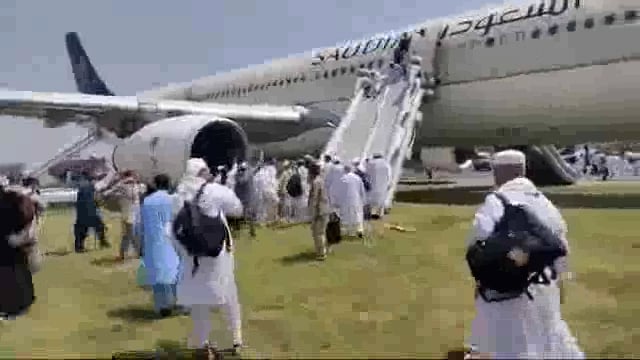 Pakistan ke peshwar airport per Saudi Arab ke Viman Mein Lagi Aag is Biman Mein 275 Yatri Sawar the Khabar ke mutabik 10 log Jakhmi ho gaye hain