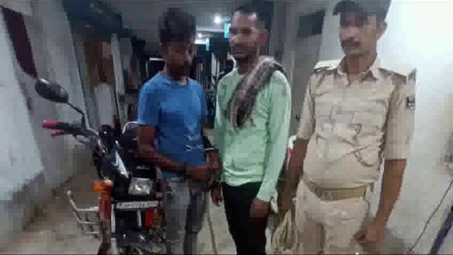 उत्पाद विभाग ने चेक पोस्ट पर डेढ़ लीटर विदेशी शराब के साथ दो व्यक्ति को किया गिरफ्तार