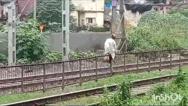 मुंबई. मानखुर्द रेल्वे स्टेशन पर पटरी पार करने से 2023/ 2024 तक 120 लोगों ने आप नी जान गवाई.रेल्वे के पास कोई विकल्प नही