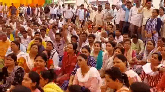 ऑनलाइन उपस्थिति को लेकर शिक्षकों ने किया विरोध काली पट्टी बांधकर किया प्रदर्शन