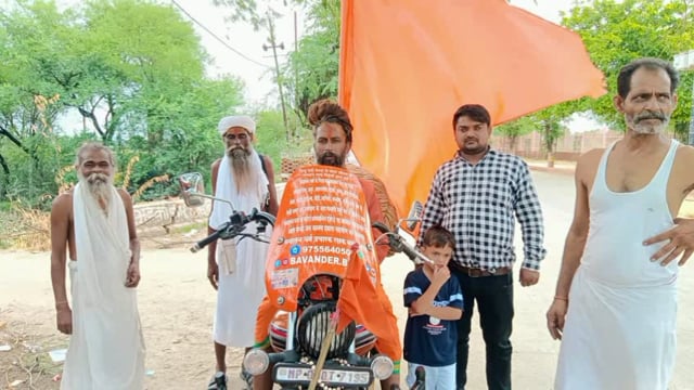 तंबाकू उत्पादकों पर भगवान के चित्र छापने के विरोध में  अलख  जगा रहे हैं बवंडर बाबा