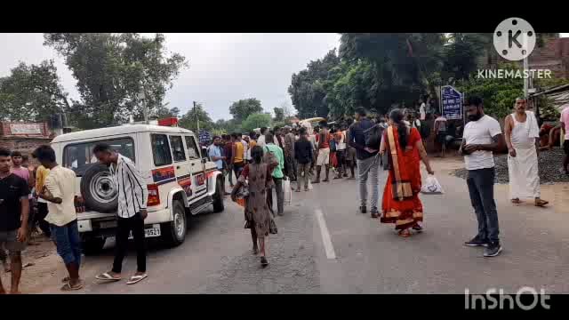 सूर्यगढ़ा -सड़क हादसे में टेंपो चालक की मौत के बाद  ग्रामीणों ने राष्ट्रीय राजमार्ग एनएच80 को किए हुए हैं जाम।