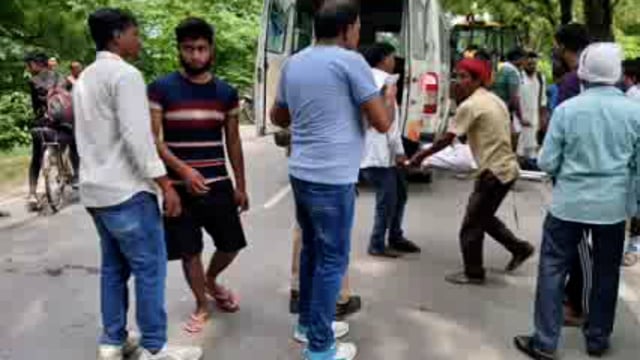 बाघराय थाना क्षेत्र के रामगढ़ बनोही के समीप बिहार हीरागंज मार्ग पर हुआ भीषण एक्सीडेंट सी .एच.सी.बाघराय में हो रहा इलाज,