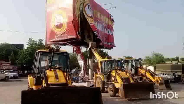 वृंदावन टू यमुना एक्सप्रेसवे रोड पर अवैध एक दर्जन होटल व कॉलोनियों को किया गया बुलडोजरों द्वारा ध्वस्त