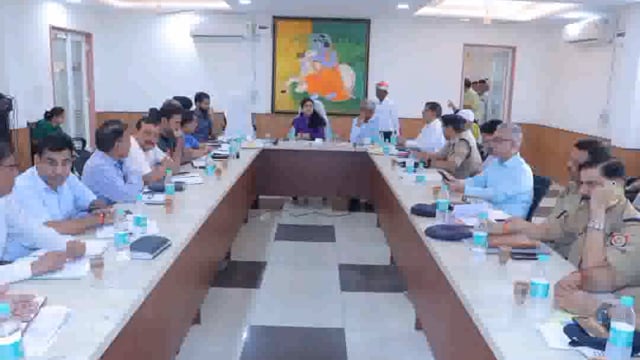 मुड़िया पूर्णिमा मेला की तैयारी के संबंध में मंडलायुक्त श्रीमती रितु माहेश्वरी जी की अध्यक्षता में हुई समीक्षा बैठक