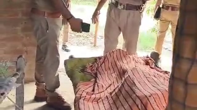 बाघराय थाना क्षेत्र के हरिहरपुर में मृतक ललिता देवी पति राम कुमार उम्र 50की गला रेत कर हुई हत्या जांच में जुटी पुलिस,