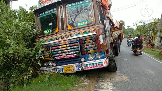 सड़क के किनारे कच्ची मिट्टी में कल्टा ट्रक बाल बाल बच्चे चालक व उपचालक