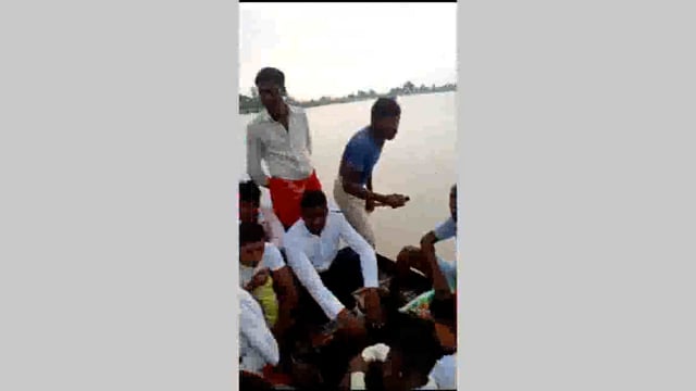 नाव से दूल्हा बारात लेकर चला ससुराल वीडियो हुआ वायरल