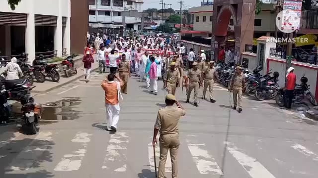 डीएम कार्यालय पर ऑनलाइन अटेंडेंस को लेकर सड़क पर उतरे शिक्षक नहीं हुई मांगे पूरी तो विधानसभा का किया जाएगा घेराव