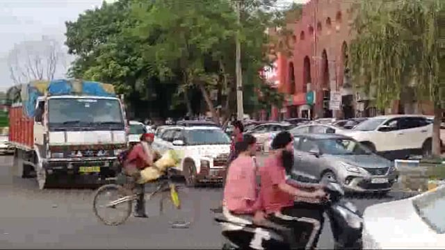 Barish ke Mausam Mein कहीं-कहीं rode Dhal Gai hain aur traffic light bhi kharab ho gai hai Panchkula Mein 11:15 Chauk per Kafi Lamba Jaam laga hua hai Kai ambulance ki gadiyan fas Gai Hain Chandigarh ke Ek auto driver Ne Kafi mashakkat ke bad lagbhag 40 se 45 minut bad Logon Ko Jaam se chhutkara Mil Paya