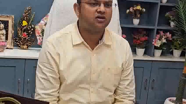 बलरामपुर बाढ़ प्रभावित ग्रामों में जिला प्रशासन द्वारा युद्धस्तर पर किए जा रहे राहत कार्य के डीएम  ने दिया जानकारी 