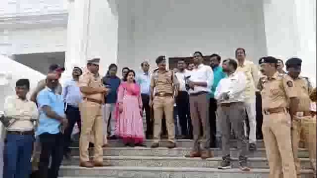 जिल्हाधिकारी वर्षा ठाकूर घुगे यांनी उदगीर शहरातील विविध विकास कामांची केली पाहणी