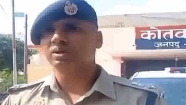 अलीगढ़ के खैर थाने में बेटा ने महिला को लगाई आग, महिला को आग की लपटों में घिरता देख पुलिस के छूटे पसीने।