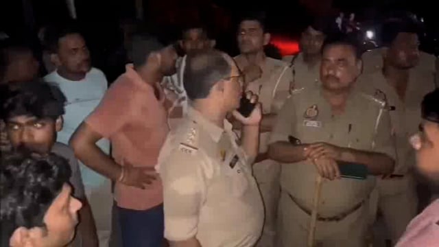 भीषण गर्मी में विद्युत कटौती से परेशान ग्रामीणों ने पावर हाउस पर किया प्रदर्शन एसडीओ के खिलाफ लगाए नारे।