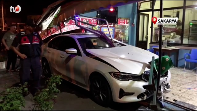 Kontrolden Çıkan Lüks Otomobil, Kahvehaneye Daldı 2 Yaralı