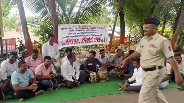 तासगाव पोलीस ठाण्यासमोट तिसऱ्या दिवशीही आंदोलन, अनोखे आंदोलन