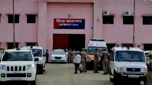 अम्बेडकरनगर- जिला कारागार में आजीवन कारागार की सजा काट रहे कैदी की हार्ट अटैक से मौत
सुबह 7 बजे अचानक खराब हुई कैदी अरशद की तबियत,जेल से जिला अस्पताल किया गया था रेफर,जिला अस्पताल पहुचने से पहले रास्ते मे हुई मौत