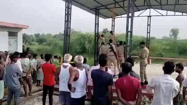 अम्बेडकरनगर 
25 वर्षीय युवक का फंदे से लटकता मिला शव
गांव के बाहर शमशान घाट पर लटकता मिला शव
बेवाना थानाक्षेत्र के अहलादे गांव का मामला