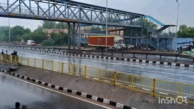 थाना फरह क्षेत्र में हुई झमाझम बारिश बारिश के चलते लोगों ने ली राहत की सांस