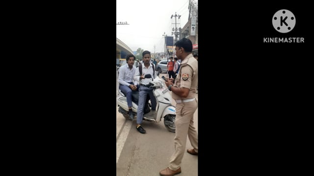 आगरा ट्रैफिक पुलिस ने नाबालिक बच्चों को दी हिदायत