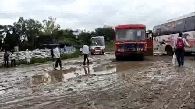 उदगीर बस्थानक चिखलमय प्रवाशांना चिखलातून करावी लागते पायपीट