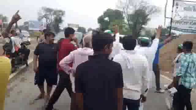 ध्वस्तीकरण के विरोध में किसानों ने नारेबाजी कर मांट पानीगांव रोड किया जाम, पानीगांव चौकी प्रभारी के समझाने पर खोला जाम।