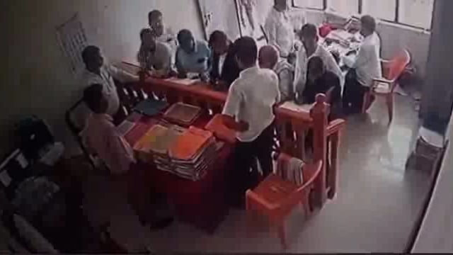 काशी कोर्टरूम में वकीलों  ने SDM साहब को उनकी ही कोर्ट में पीट दिया।