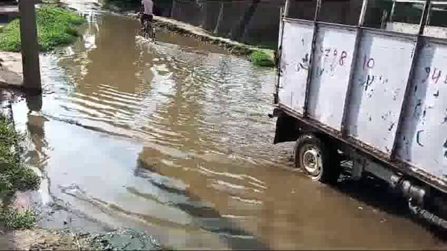 अतिक्रमण की जद में हैं ग्रामीण सड़क; अधिकारी नहीं ले रहे हैं संज्ञान: बदबूदार पानी से बिमारी को दे रहे हैं आमंत्रण 