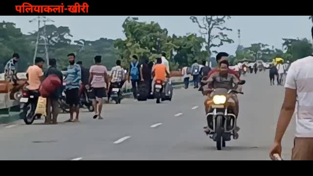 पुलिस के सामने अवैध वसूली करते नजर आए बाइक चालक