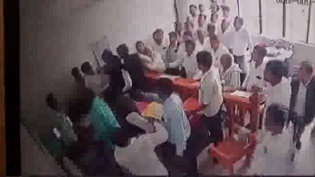 Kashi Court mein Hi vakilon Ne S D M sahab ko unke hi Court Mein pitaai Kar Di