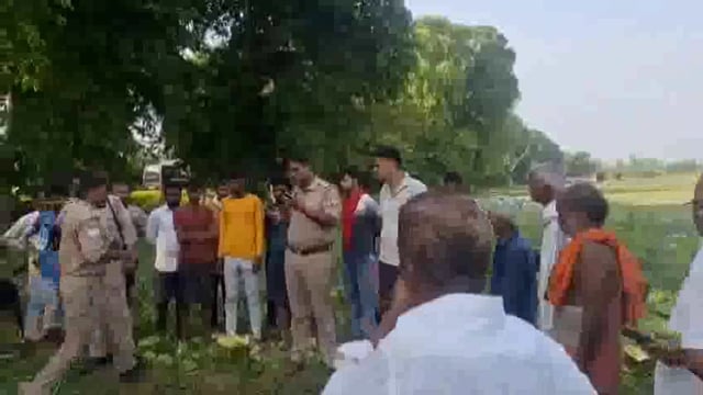 मनकापुर रोड पर खेत में पड़ा मिला अज्ञात व्यक्ति का शव सूचना पर पहुंची पुलिस जांच में जुटी