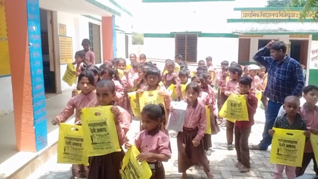 सत्या माइक्रो कंपनी के एमडी विवेक तिवारी के जन्मदिन पर 65 बच्चों को वितरण किया गया शिक्षा किट 