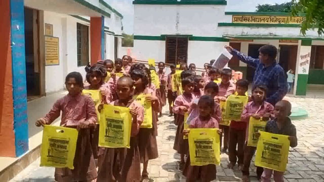 सत्या माइक्रो कैपिटल के एमडी विवेक तिवारी एवं रत्नेश तिवारी के जन्मदिन के  पर 65 छात्र-छात्राओं को बांटा गया शिक्षा किट