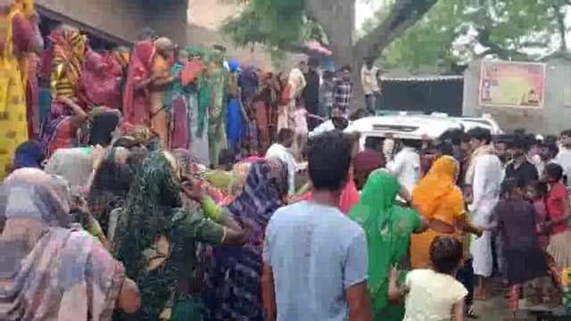 कोकिला वन दर्शन को जाते पति पत्नी को राष्ट्रीय राजमार्ग पर स्कूल बस ने रौंदा, पति की हुई मौत, पत्नी गम्भीर रूप से घायल।