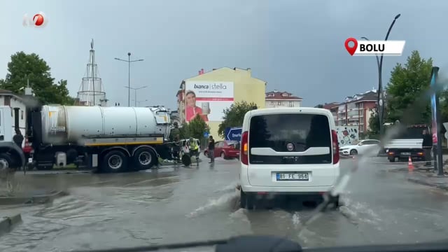 Bolu’da Altgeçitler Göle Döndü Suyun İçinde Dakikalarca Plakasını Aradı