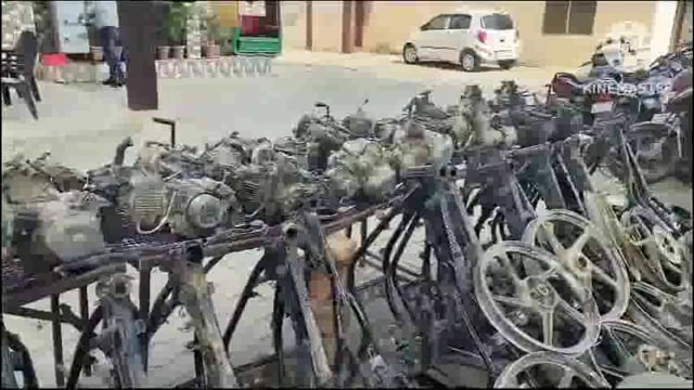 चोरी की मोटरसाइकिल के गिरोह का पर्दाफाश भारी मात्रा में स्क्रैप मोटरसाइकिल बरामद 2 अभियुक्तों को पुलिस ने किया गिरफ्तार 
