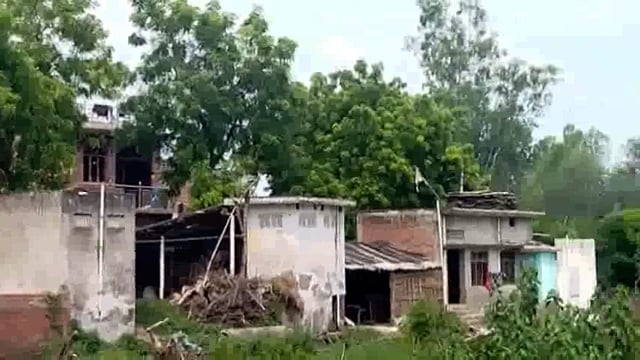 जर्जर विद्युत पोल के सहारे उपभोक्ताओं को दी जा रही बिजली कभी भी हो सकती है अनहोनी ।