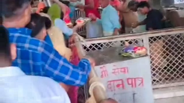 मथुरा महावन चिंता हरण महादेव मंदिर सावन के पहले सोमवार भक्तों की लगी रही लंबी कतारे