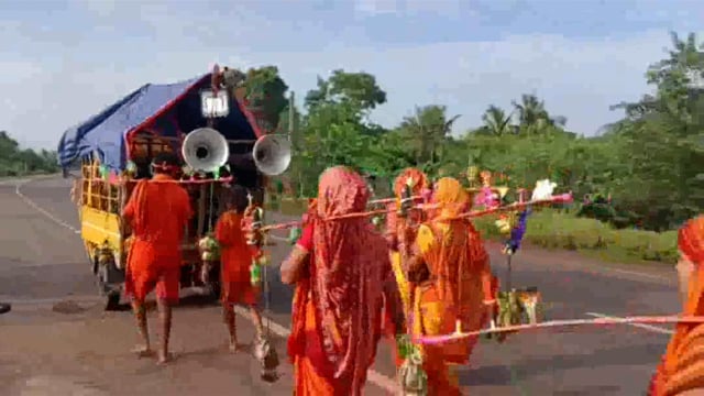  ଶ୍ରାବଣ ମାସ ର ପ୍ରଥମ ସୋମ ବାର ରେ ଭଦ୍ରକ ର ବିଭିନ୍ନ ସ୍ଥାନରେ ରାସ୍ତା ରେ ବୋଲ ବମ କାଉଡ଼ିଆ ଙ୍କ ଭିଡ଼ ।