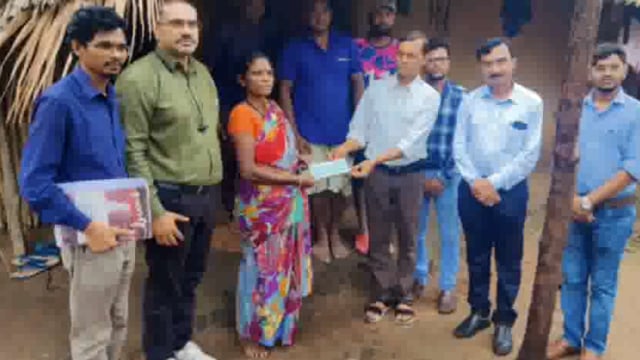 नैसर्गिक आपत्तीतील मृतांच्या वारसांना मदत; अप्पर जिल्हाधिकारी विजय भाकरे यांच्या हस्ते धनादेश वितरित