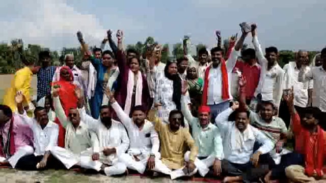 जलालाबाद विधानसभा क्षेत्र के कोला घाट पुल पर आंदोलनकारियो ने पुल चालू कराने को अनिश्चितकालीन धरना प्रदर्शन किया शुरू