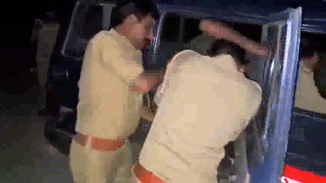 चुनावी रंजिश को लेकर राजा टोला में हुई दिनदहाड़े हत्या मामले में एक आरोपी को परसपुर पुलिस ने मुठभेड़ के दौरान दबोचा।