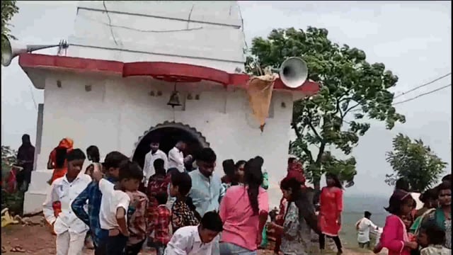 श्रावण मास को लेकर प्रखंड क्षेत्र के सभी शिव मंदिरों में पूजा अर्चना हेतु उमड़ी श्रद्धालुओं की भीड़