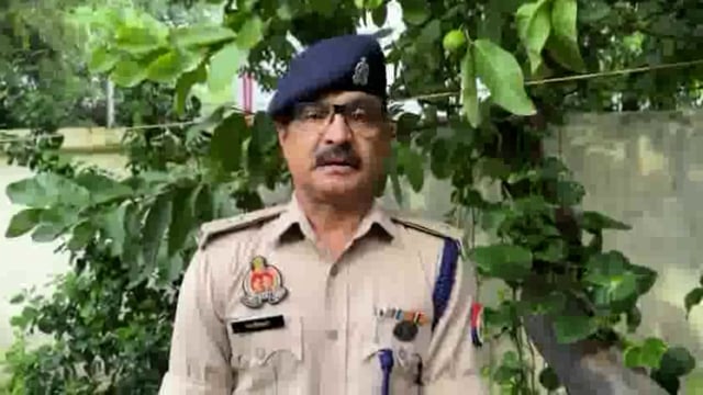 आगरा लखनऊ  एक्सप्रेस-वे पर बड़ा हादसा खड़े ट्रक में बस टकराई