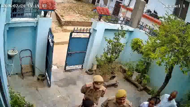 ये हैं कानून के रखवाले,त्रिपुरारी
कांस्टेबल टाण्डा कोतवाली से इनकी खुद की जुबान पर लगाम नहीं है।