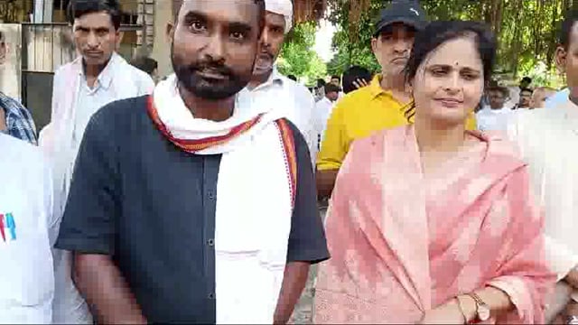 बलरामपुर:शिक्षा मित्रों ने मुख्यमंत्री को संबोधित ज्ञापन डीएम को सौंपा सुनिए क्या कहते हैं जिलाध्यक्ष।