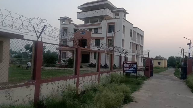 रंगे हाथ चुलाई गई देसी महुआ शराब के साथ एक महिला शराब कारोबारी को पुलिस ने किया गिरफ्तार