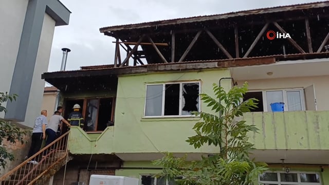 İki katlı evde yangın: 2'si çocuk 5 kişi hastanelik oldu