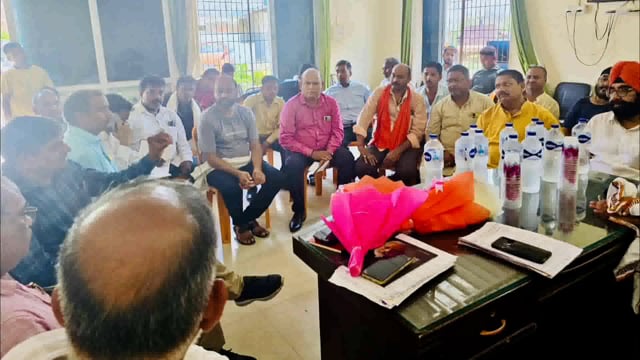 बलरामपुर:विद्युत समस्याओं को लेकर उतरौला विधायक ने भाजपा कार्यालय उतरौला पर विद्युत अधिकारियों संग किया बैठक