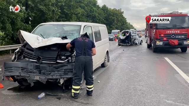 TEM'de Minibüs Hafif Ticari Araca Çarptı 3 Ölü, 3 Yaralı